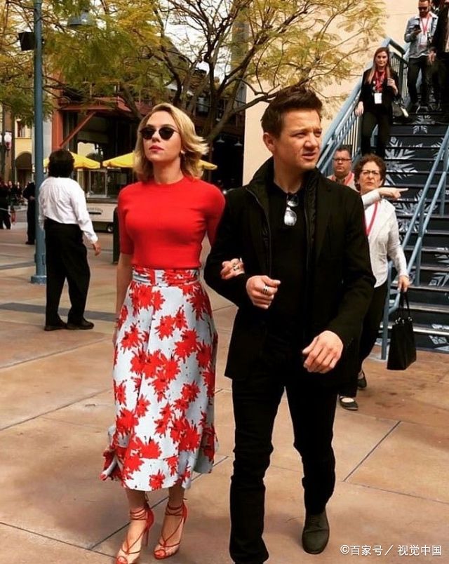 2010年,克里斯与在《速度与激情5》中饰演女警察的埃尔莎·帕塔奇宣布